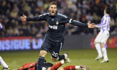 米兰体育app入口-孤胆英雄！恩比德扛起全队血战44分钟，篮网加时险胜雄鹿