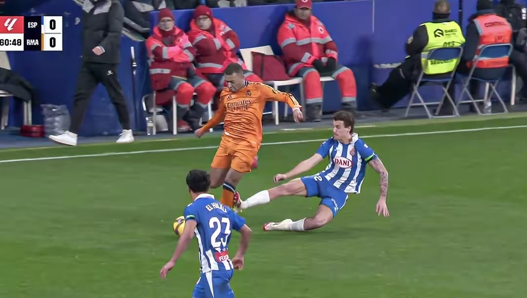 包含圣埃蒂安客场不敌里昂，遭遇失利的词条