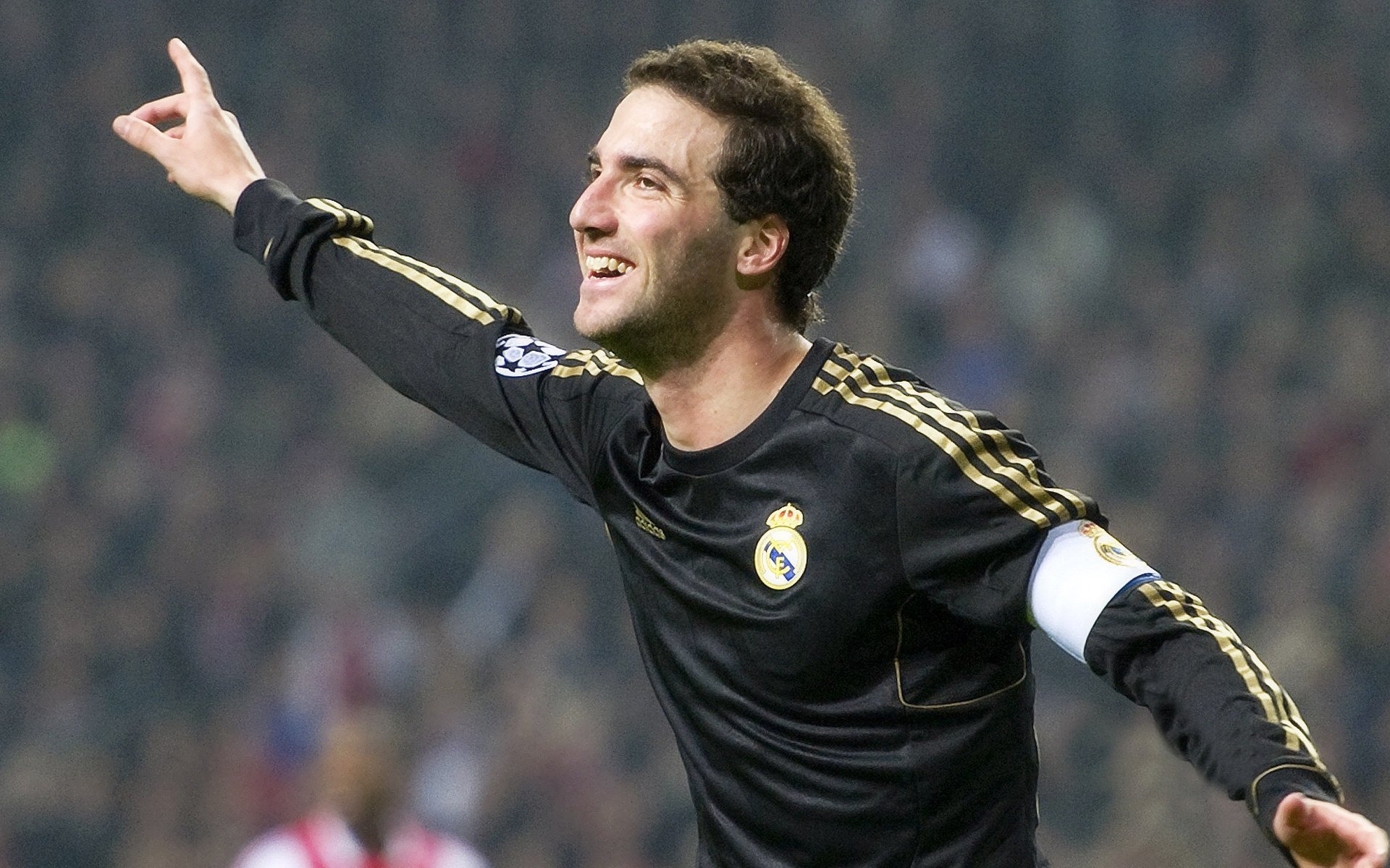 厄德高,午夜街道上,唯一不被路灯照亮的影子