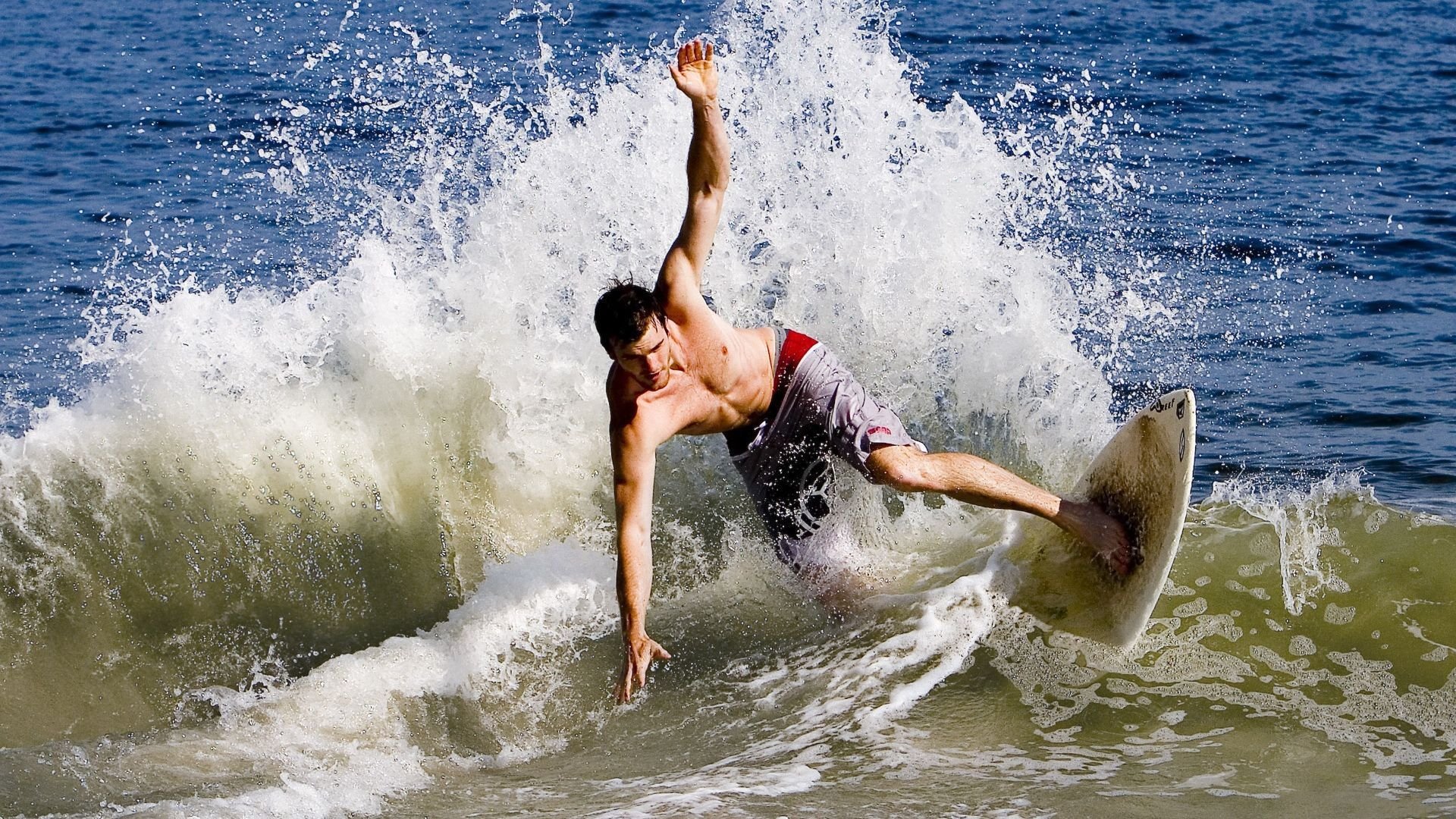 梁靖崑状态火热助阵,波兰队险胜法国队上演乒乓经典对决